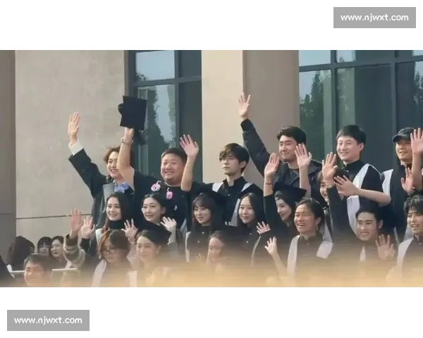 中戏补办毕业礼：易烊千玺现身，合影热潮暖了青春缺口